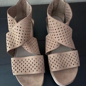 Eileen Fisher Tan Sandals with Perforated Design size 7.5 Tan